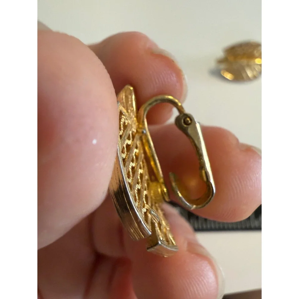 Vintage Gold Tone‎ Leaf Clip On Earrings Openwork Textured Botanical Jewelry